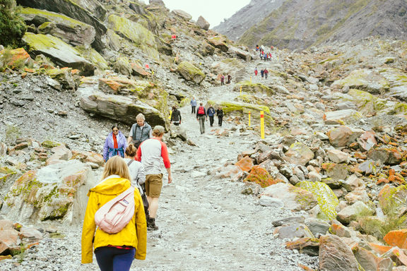Many, many people going up the trail to the glacier.